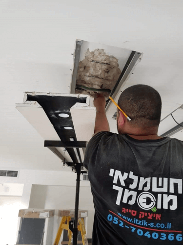 חציבה להעברת כבל חשמלי בתקרה